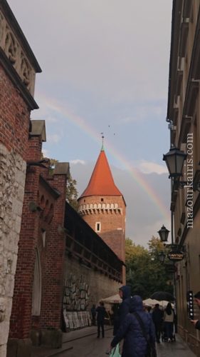 秋のクラクフ旧市街観光みどころフロリアンスカ門での虹