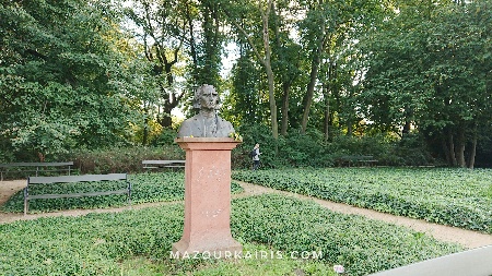 ワジェンキ公園ショパン像ポーランドワルシャワ観光