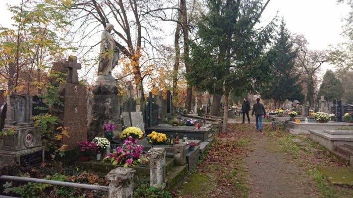 ポーランドのお盆死者の日2022ワルシャワハロウィン墓地