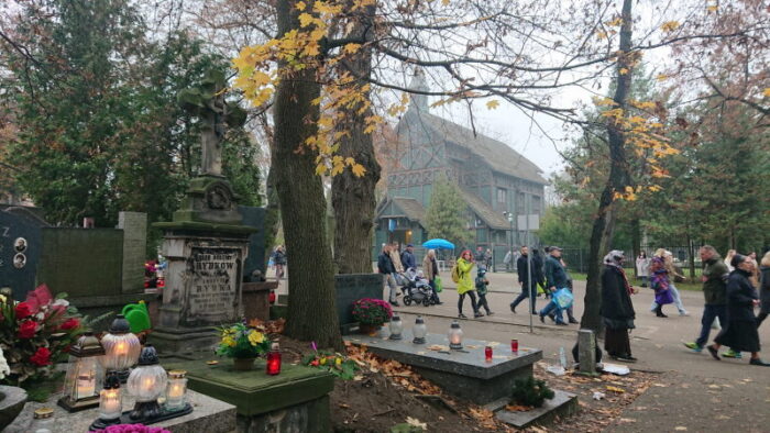 ポーランドのお盆死者の日2022ワルシャワハロウィン墓地