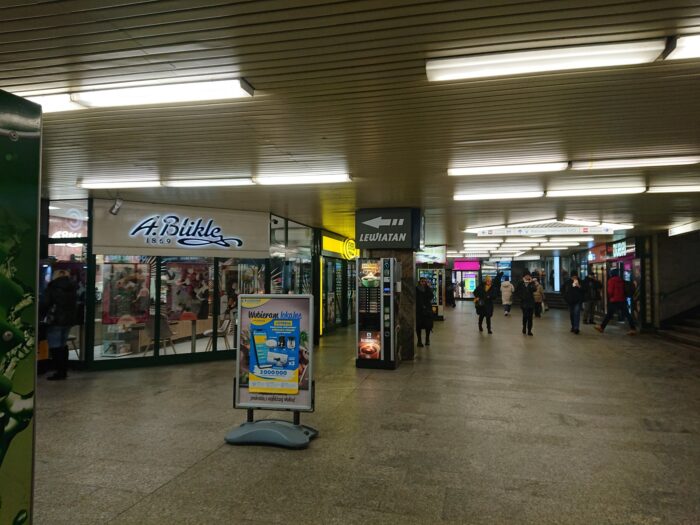 ワルシャワ中央駅構内お店2023年1月ブリクレ