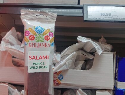 ポーランドのスーパーマーケットイノシシサラミ