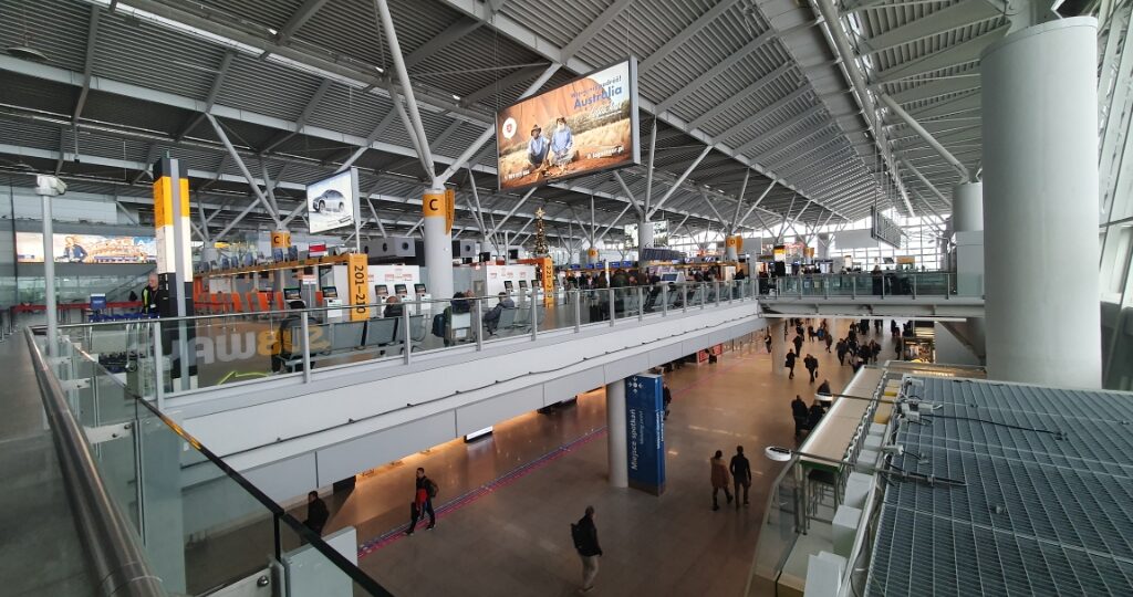 ワルシャワショパン空港行き方ポーランド観光周辺ホテル空港内のお店レストラン