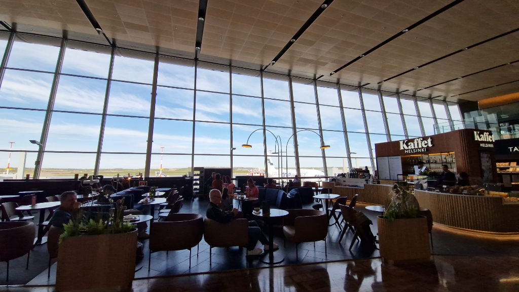 ヘルシンキヴァンター空港フィンランド航空2025年7時間トランジットラウンジ利用長時間ムーミンショップマリメッコカフェ物価