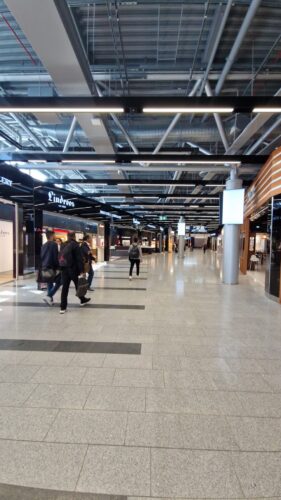 ヘルシンキヴァンター空港フィンランド航空2025年7時間トランジットラウンジ利用長時間ムーミンショップマリメッコカフェ物価